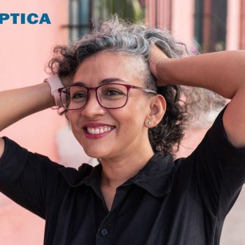 Une femme qui sourit et qui porte des lunettes de Luxoptica.