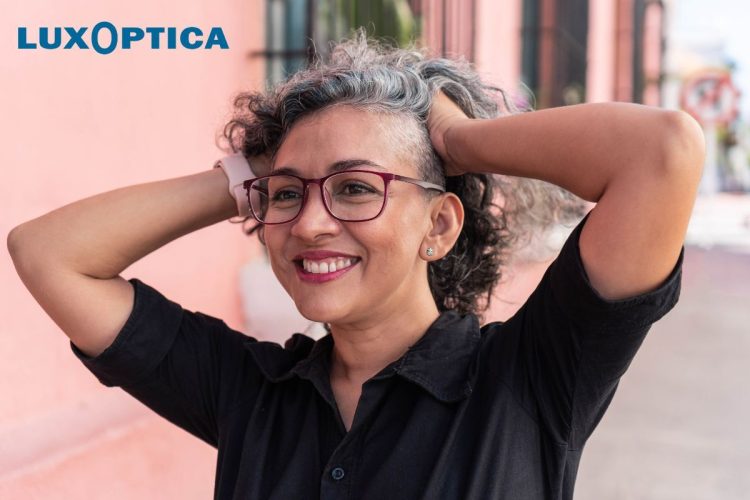 Une femme qui sourit et qui porte des lunettes de Luxoptica.